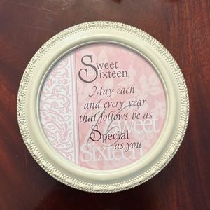 NWT Beautiful Cottage Garden Sweet 16 Ivory Tiny Round Treasure/Keepsake Box.